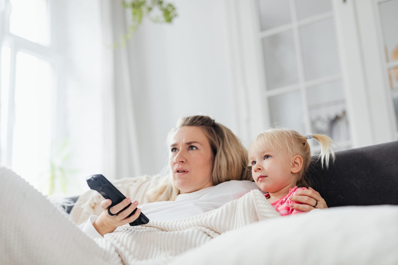 Smart-TV med IPTV-app og fjernkontroll på sofabord
