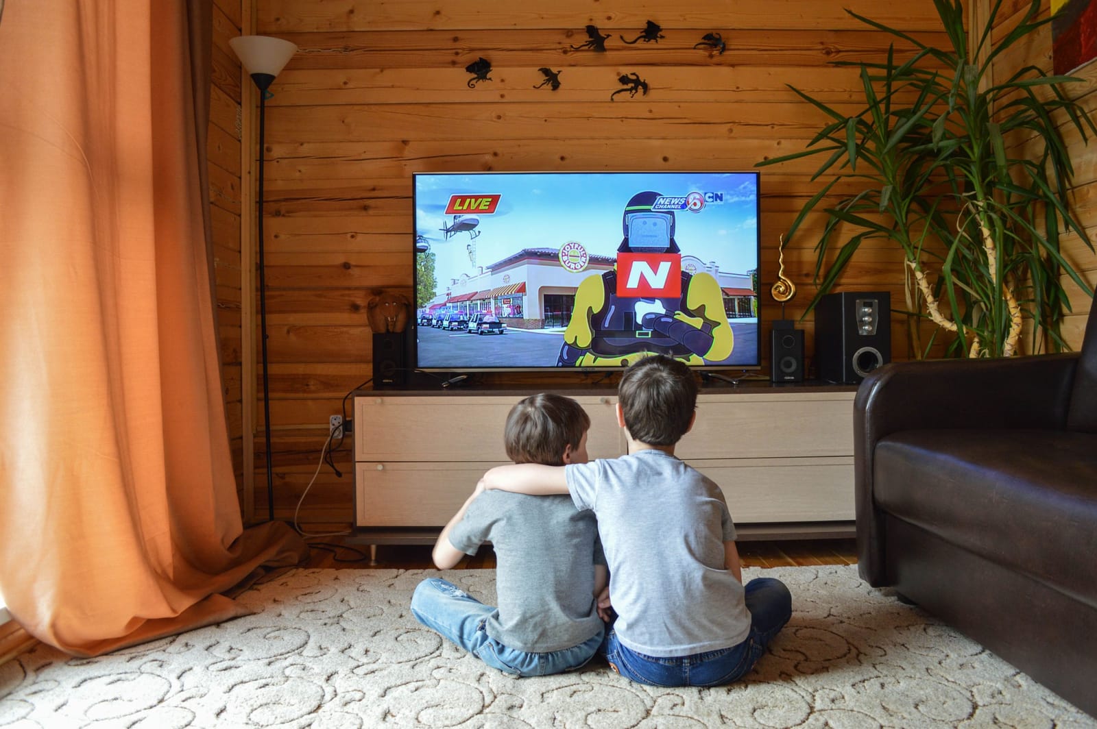Familie som ser på norsk TV via IPTV-tjeneste i stua