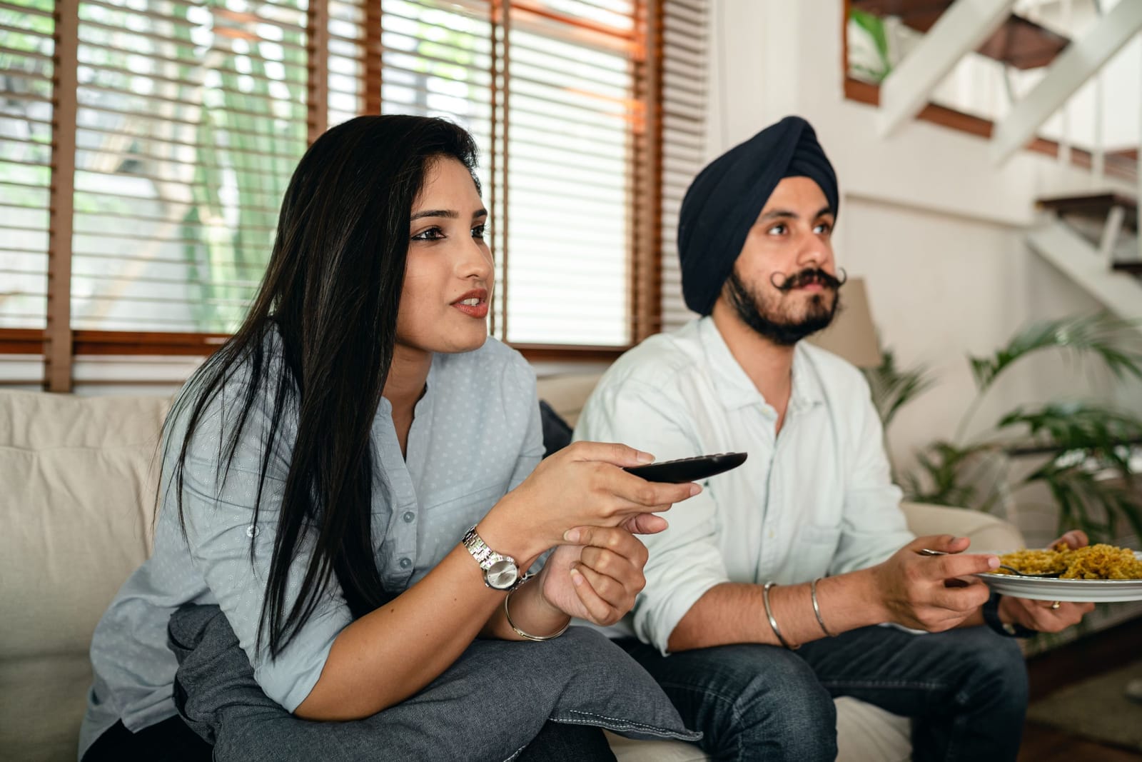 Familie som ser på IPTV-streaming på stor skjerm hjemme